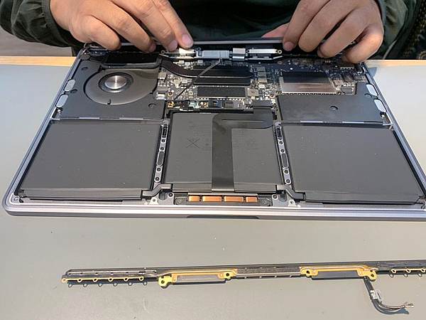 MacBook Pro A1708液晶破裂_190307_0004.jpg