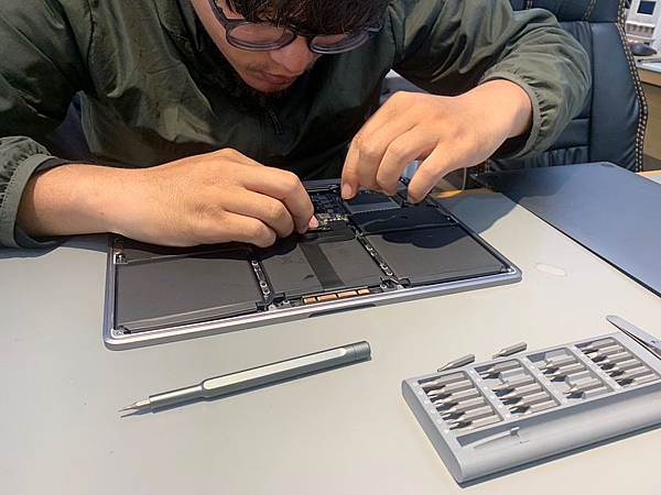 MacBook Pro A1708液晶破裂_190307_0002.jpg