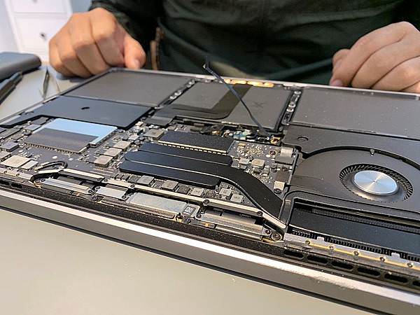 MacBook Pro A1708液晶破裂_190307_0006.jpg