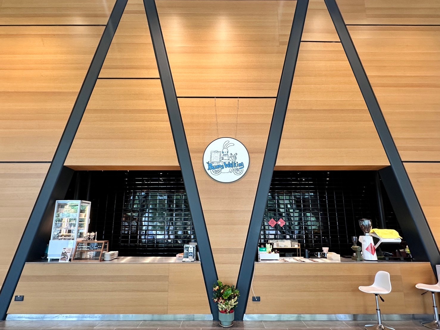 【屏東咖啡廳】邦尼沃金Bunny Walking Coffee ‧整個屏東總圖都是我的咖啡廳,超大落地窗綠蔭盡收眼底,咖啡豆的香氣、醇度、餘味,享受美好的午後時光 - 第1張圖