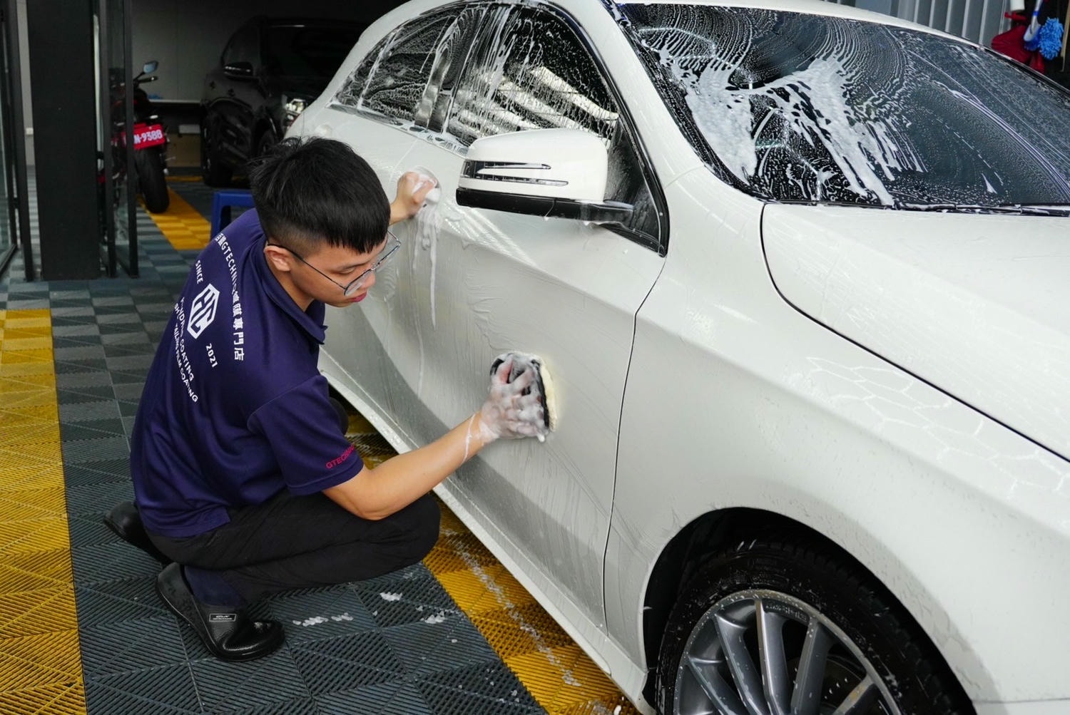 【高雄汽車美容推薦】H.C百鍍包膜鍍膜│無論晴天雨天都想來精緻洗車,流程細節都滿分 - 第16張圖