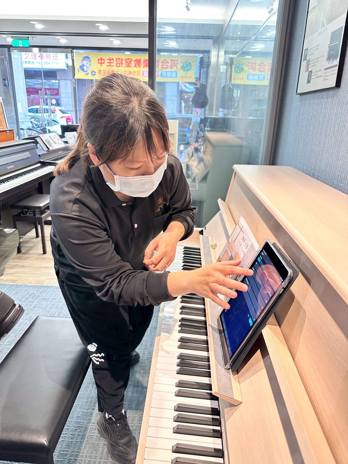 【高雄鋼琴】 KAWAI Pianos 河合鋼琴 – 高雄直營店丨在都市叢林裡也能自在彈奏的-KAWAI NF-15原聲混合鋼琴 - 第17張圖