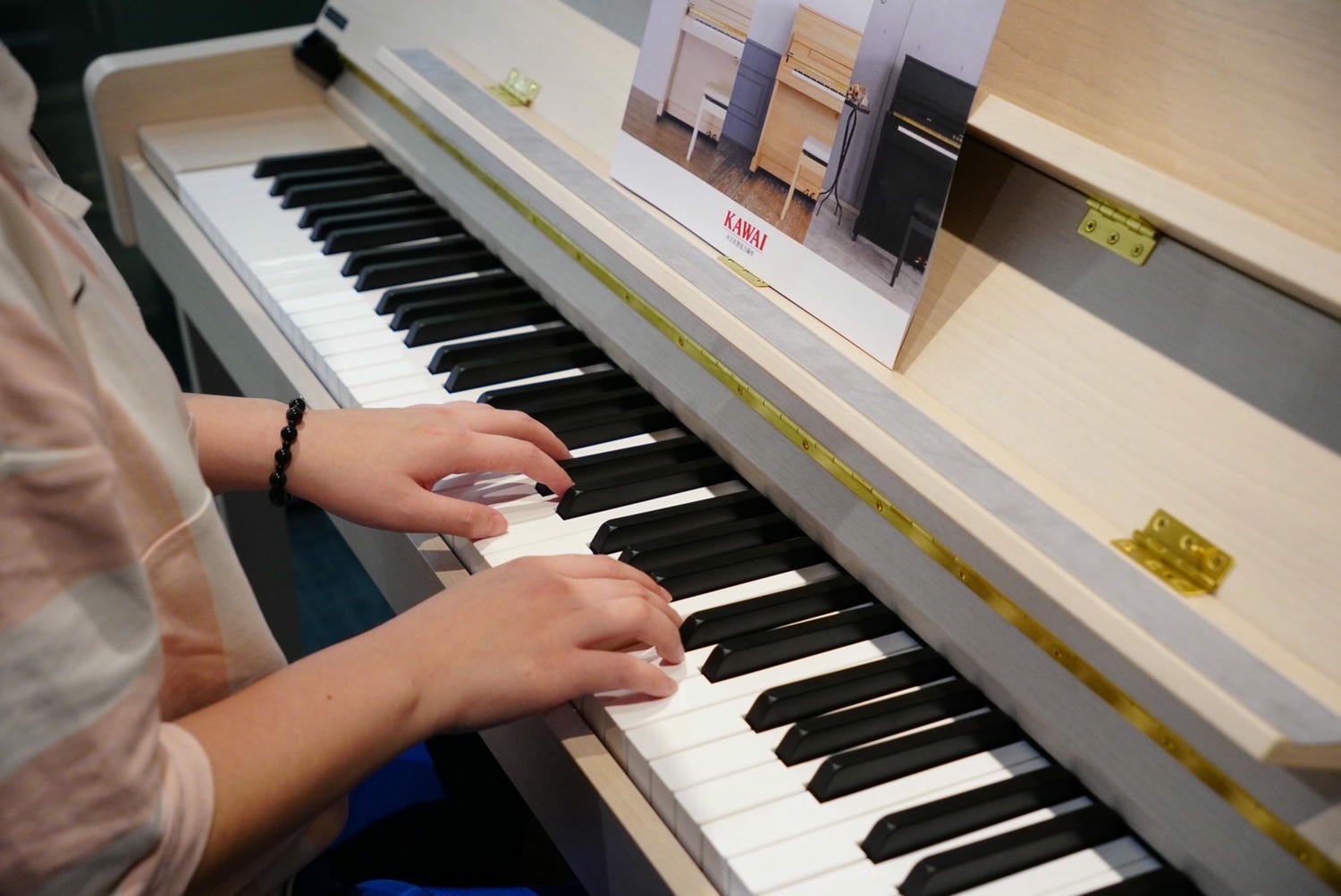 【高雄鋼琴】 KAWAI Pianos 河合鋼琴 – 高雄直營店丨在都市叢林裡也能自在彈奏的-KAWAI NF-15原聲混合鋼琴 - 第8張圖